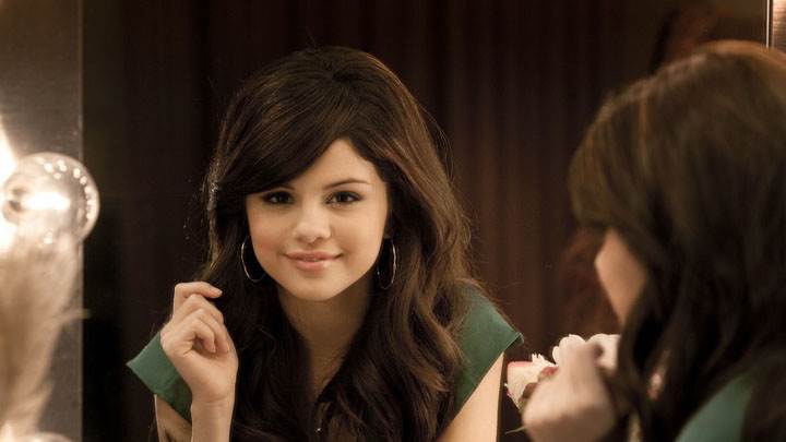 Selena Gomez Sweet Smiling Face Front Of Miror